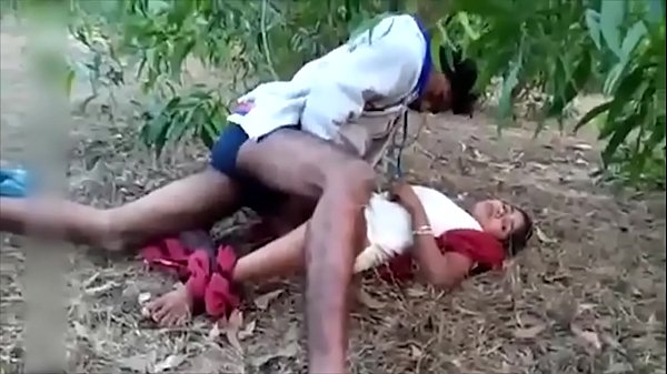 Молодой мускулистый парень занимается вагинальным поревом с подружкой на кровати
